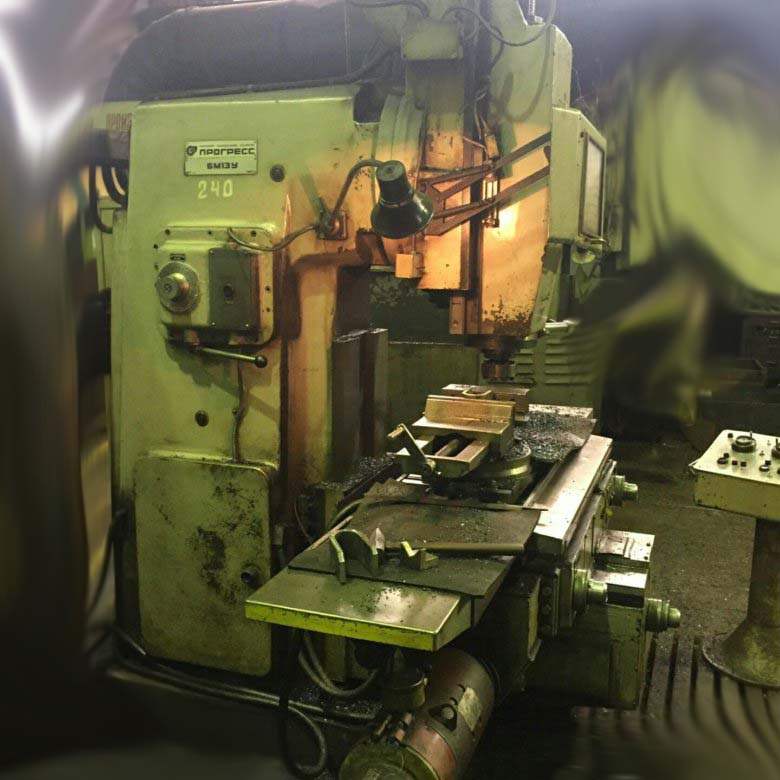 Фото вертикального консольно-фрезерного верстата 6М13У